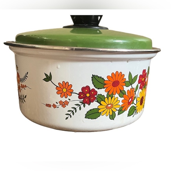 Vintage 2.5 quart groovy flower power saucepan with lid - Picture 3 of 10